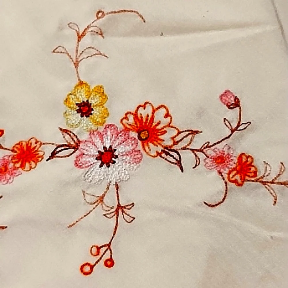 Vintage Beautiful  Tablecloths and 12 napkins.   Oval. SIZE …
